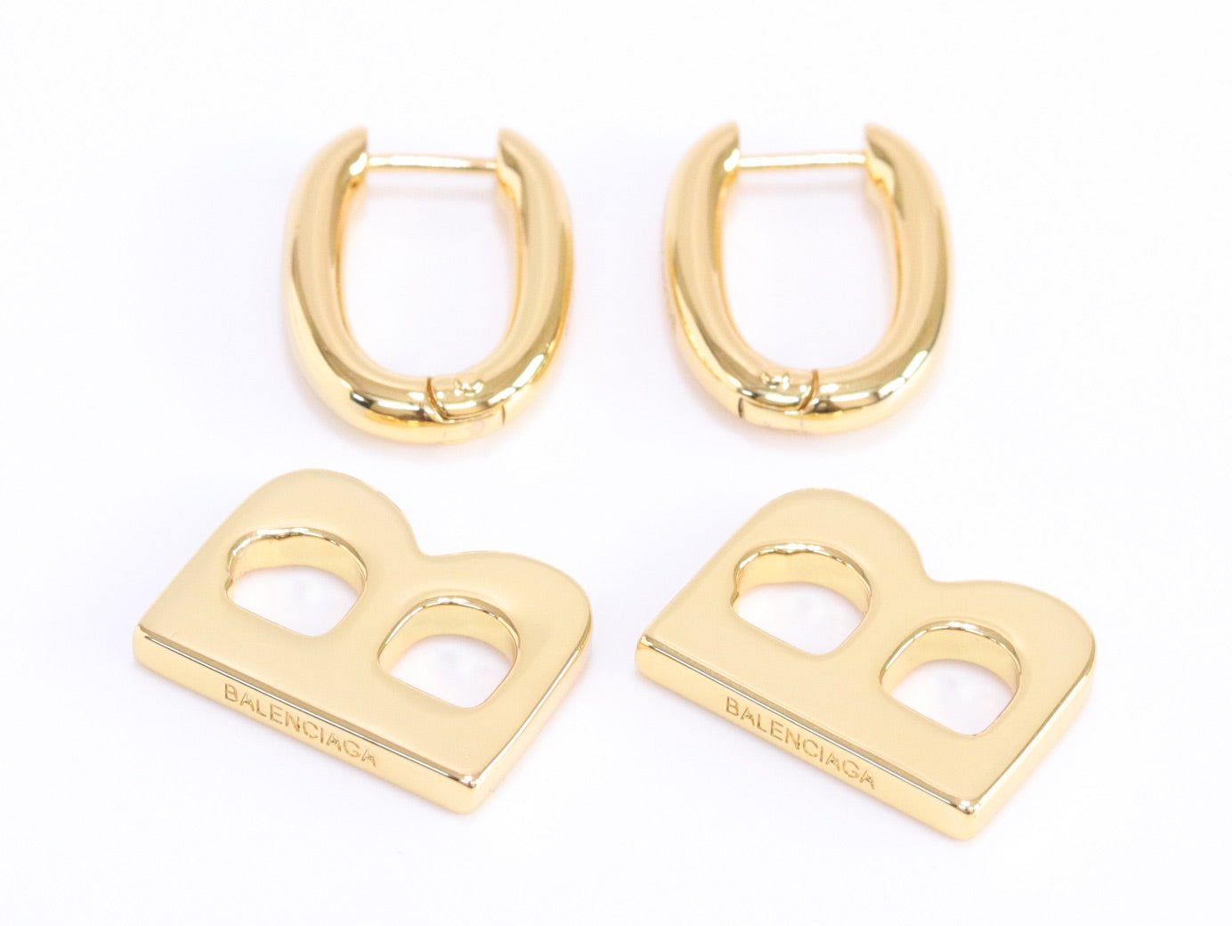Alphabet B interlocked hoops in gold finish