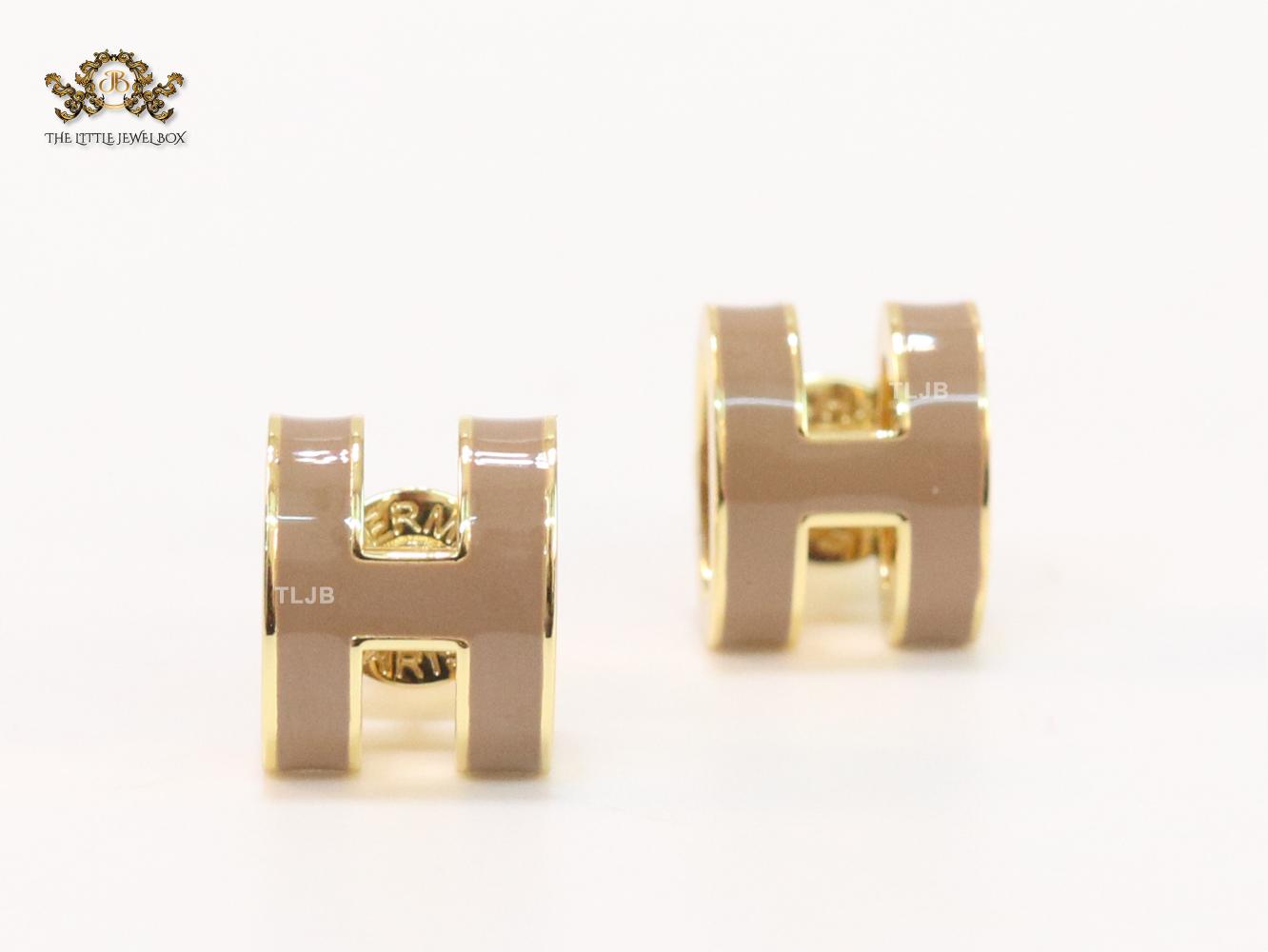 Alphabet H enamel studs- Brown