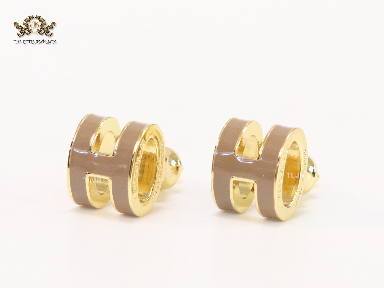 Alphabet H enamel studs- Brown