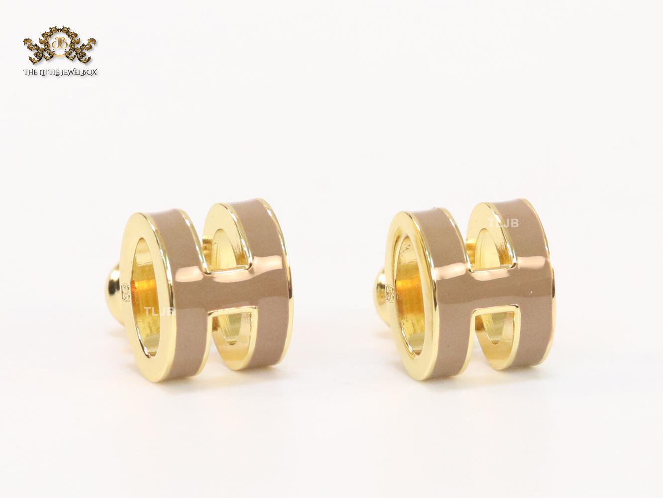 Alphabet H enamel studs- Brown