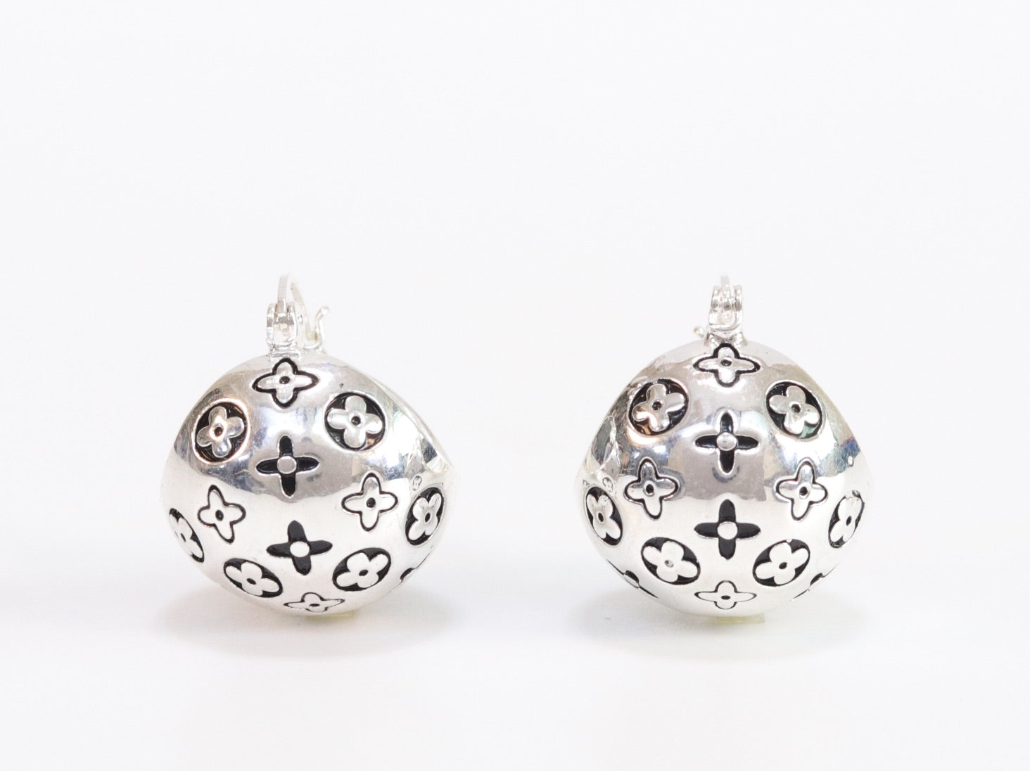 Alphabet L and V black embossed round small earring in silver finish
