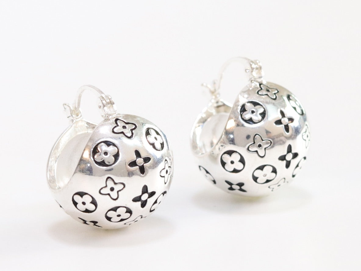 Alphabet L and V black embossed round small earring in silver finish