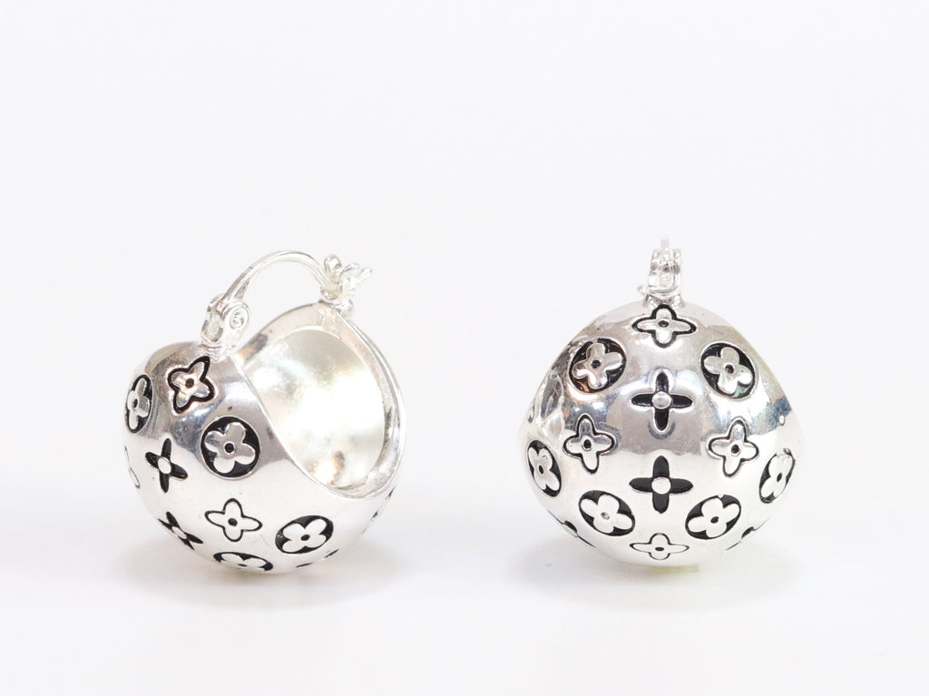 Alphabet L and V black embossed round small earring in silver finish