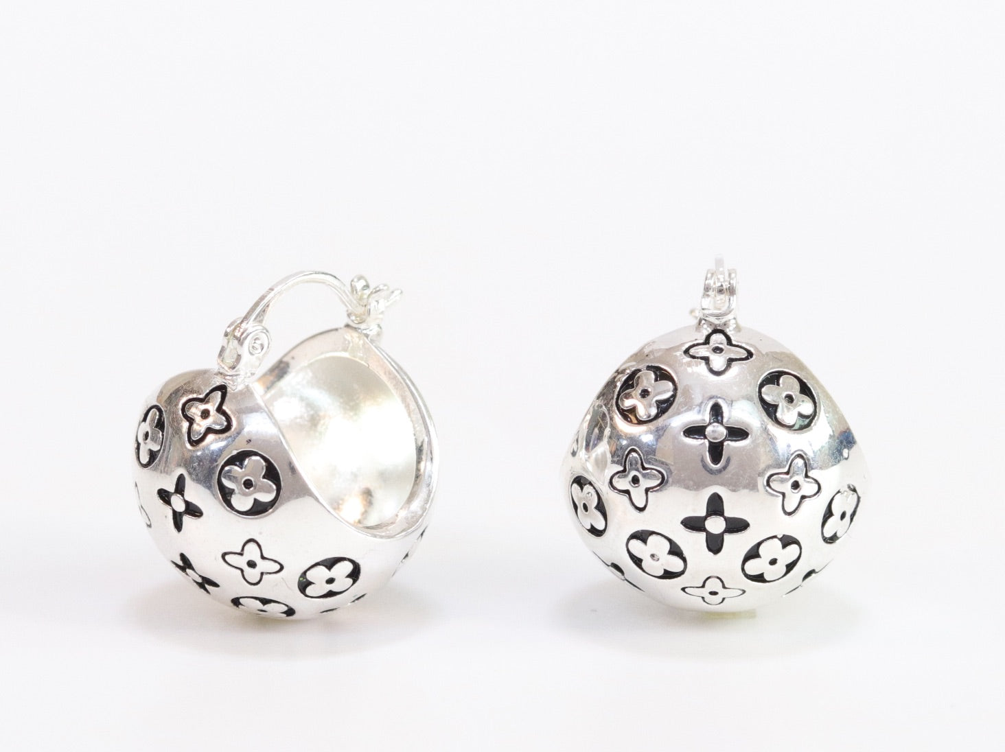 Alphabet L and V black embossed round small earring in silver finish