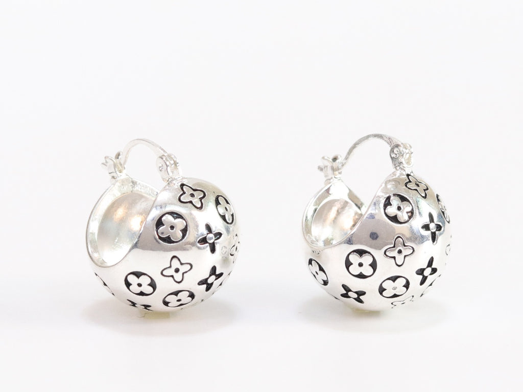 Alphabet L and V black embossed round small earring in silver finish