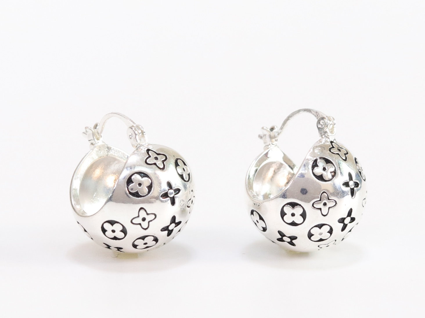Alphabet L and V black embossed round small earring in silver finish