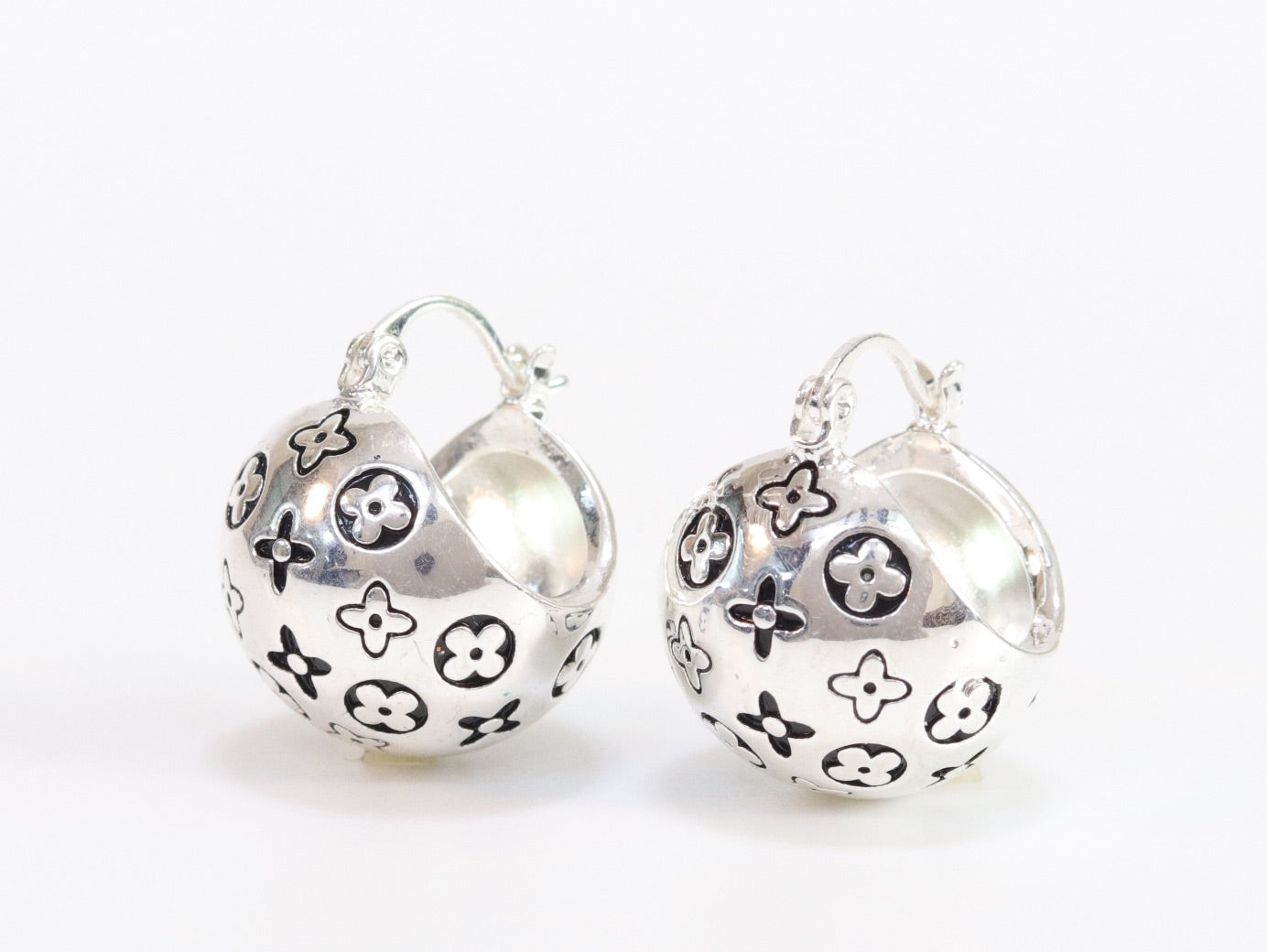 Alphabet L and V black embossed round small earring in silver finish