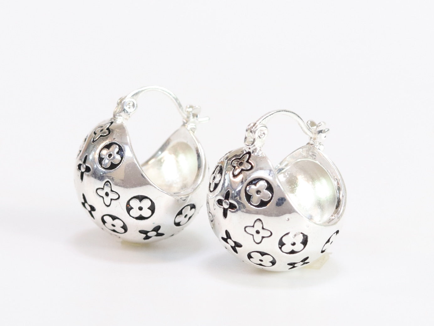 Alphabet L and V black embossed round small earring in silver finish