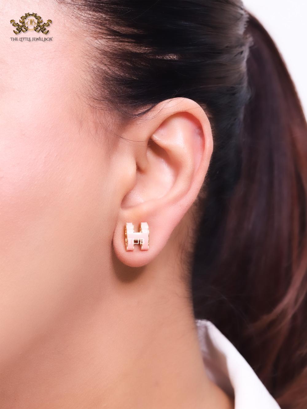 Alphabet H enamel studs- Baby pink
