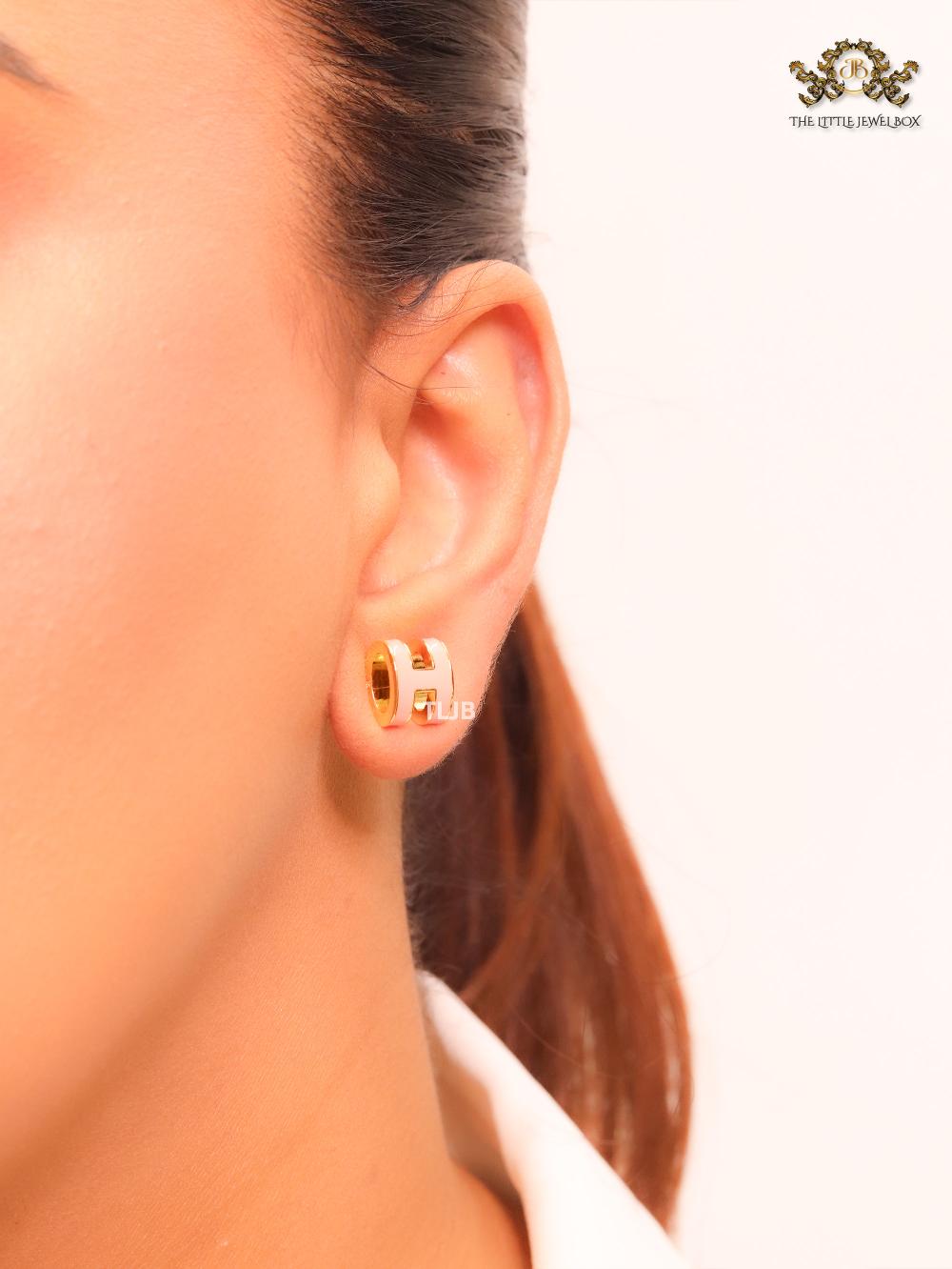 Alphabet H enamel studs- Baby pink