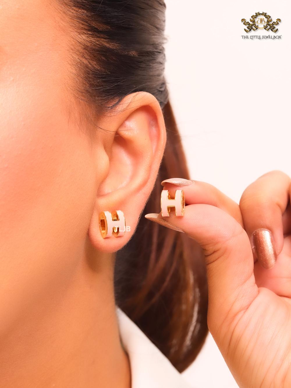 Alphabet H enamel studs- Baby pink