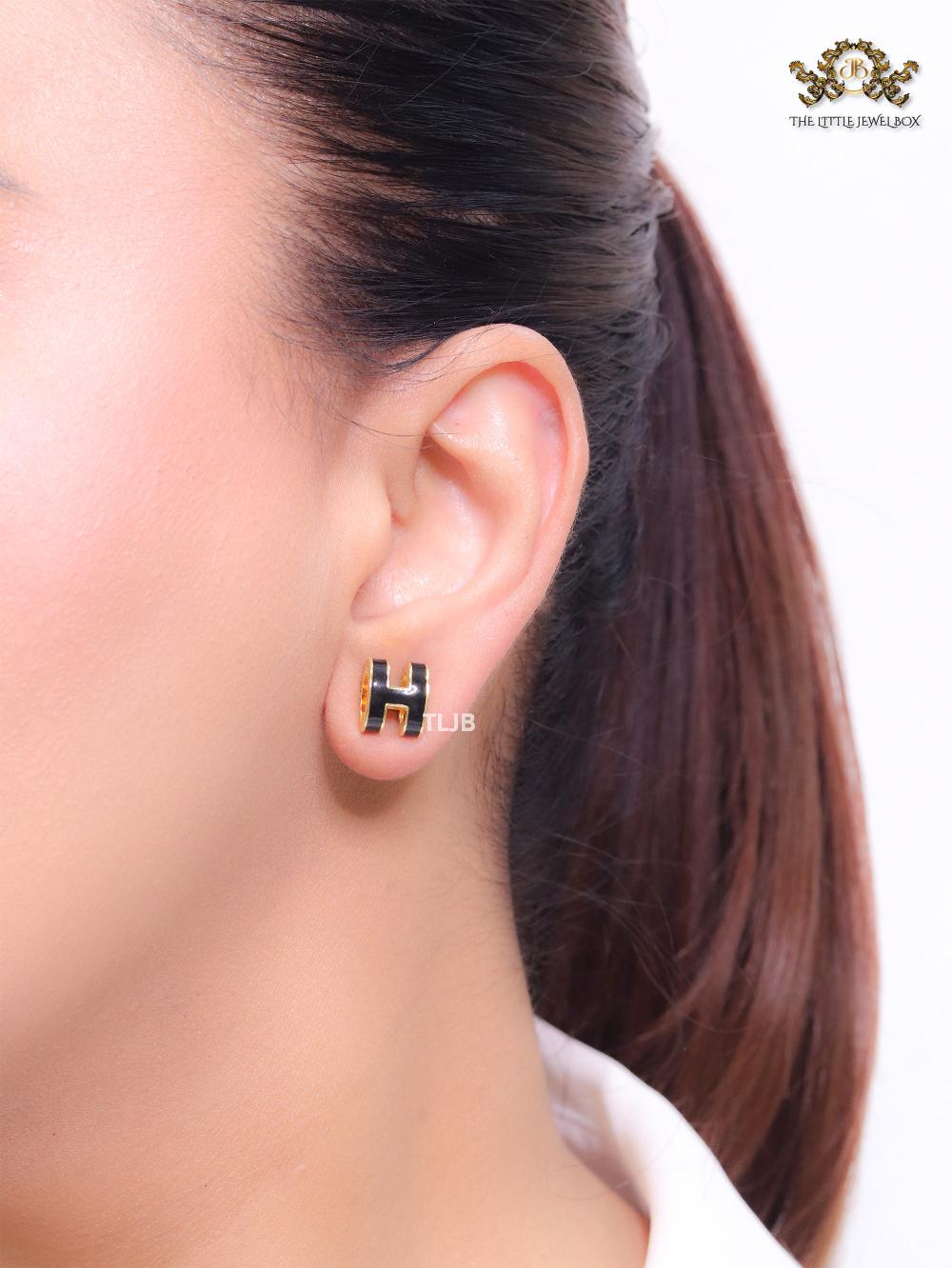 Alphabet H enamel studs- Black