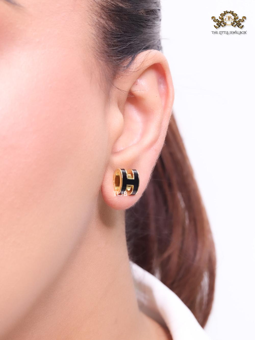 Alphabet H enamel studs- Black