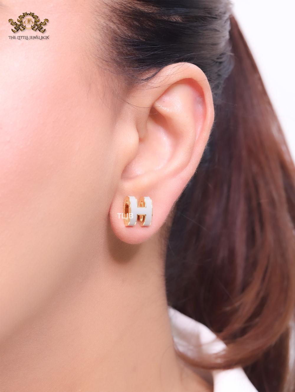 Alphabet H enamel studs- Grey