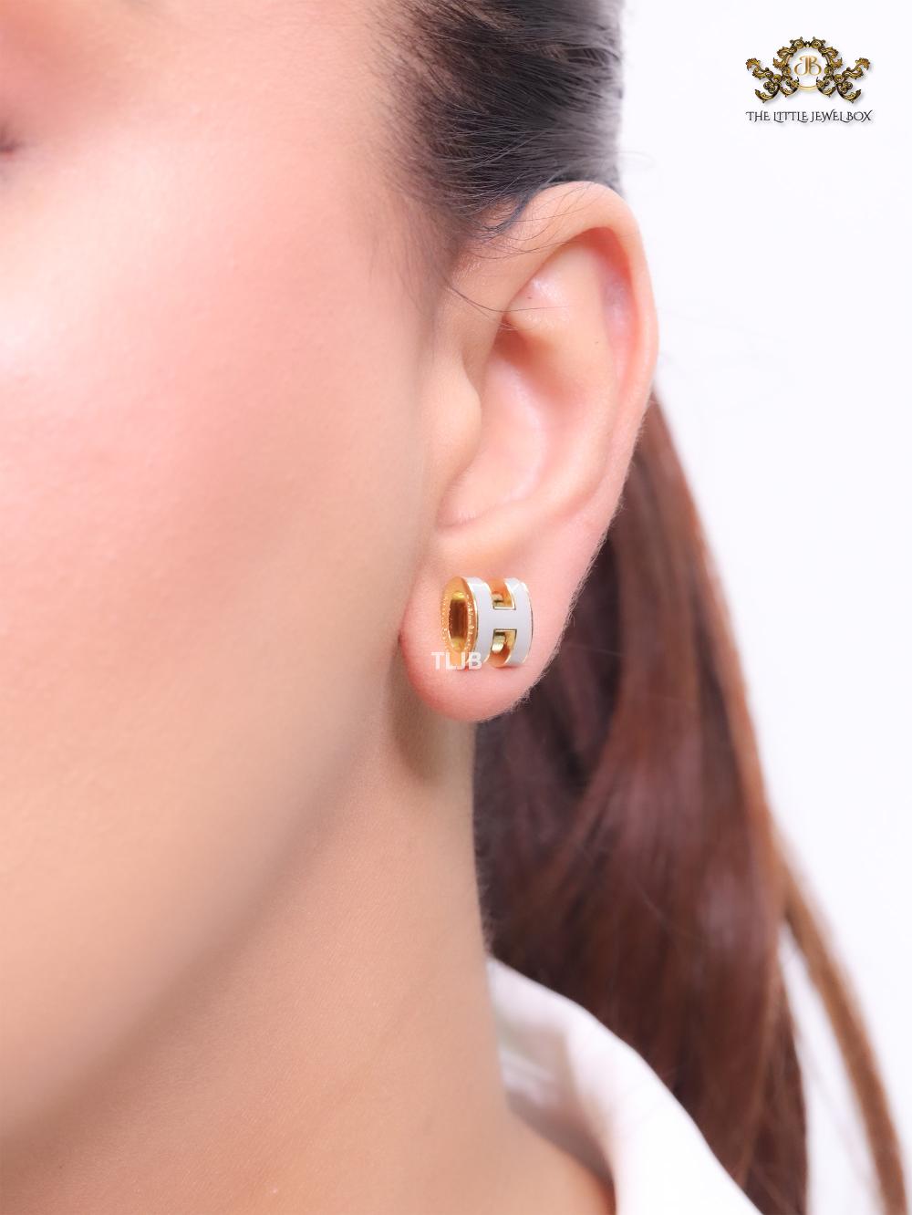 Alphabet H enamel studs- Grey