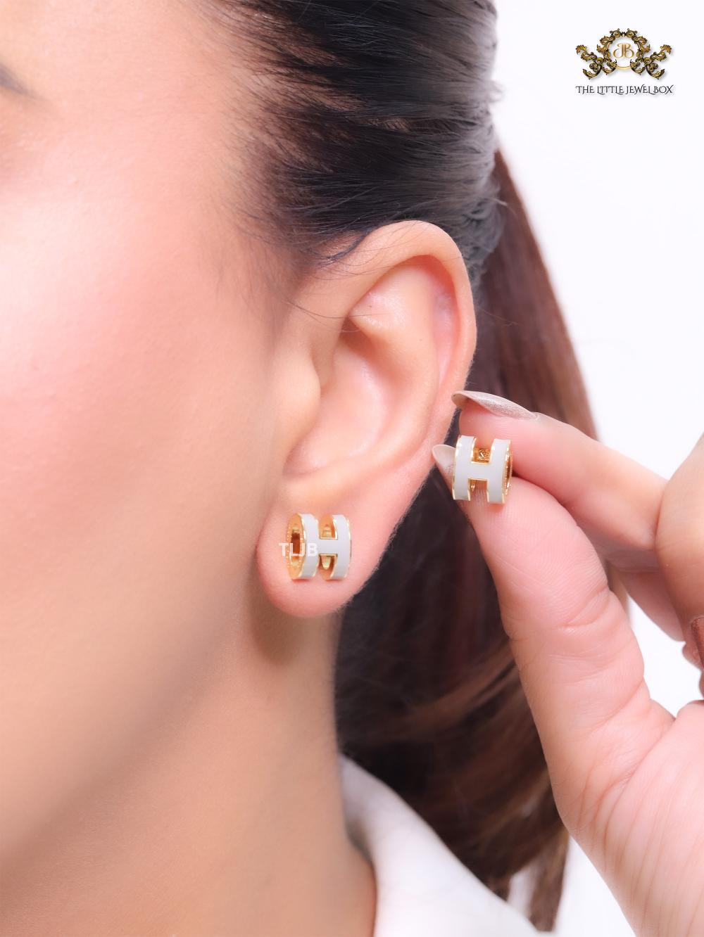 Alphabet H enamel studs- Grey