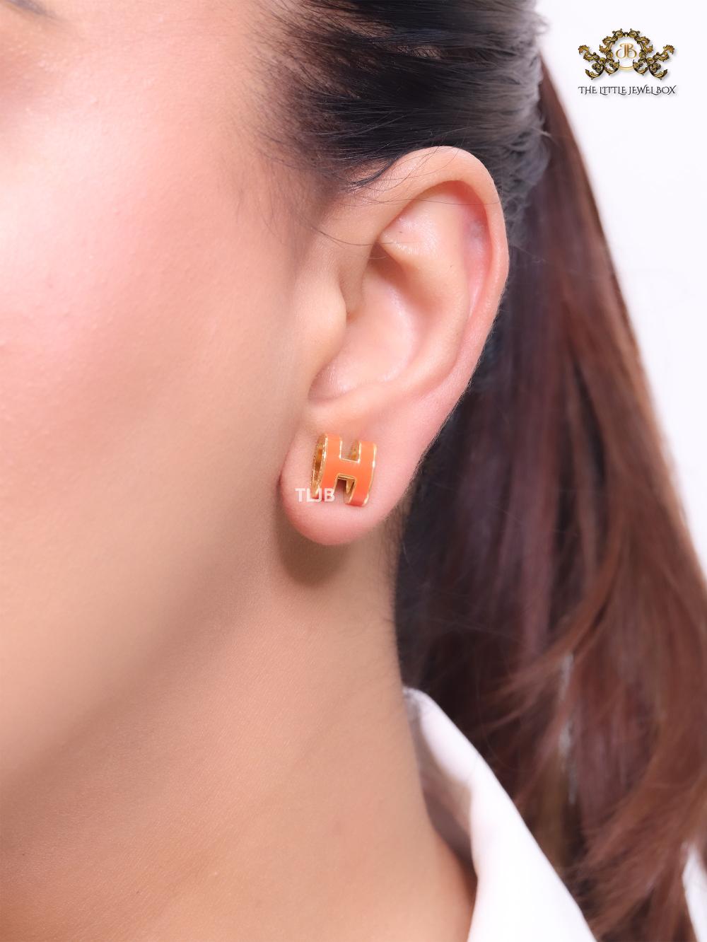 Alphabet H enamel studs- Orange