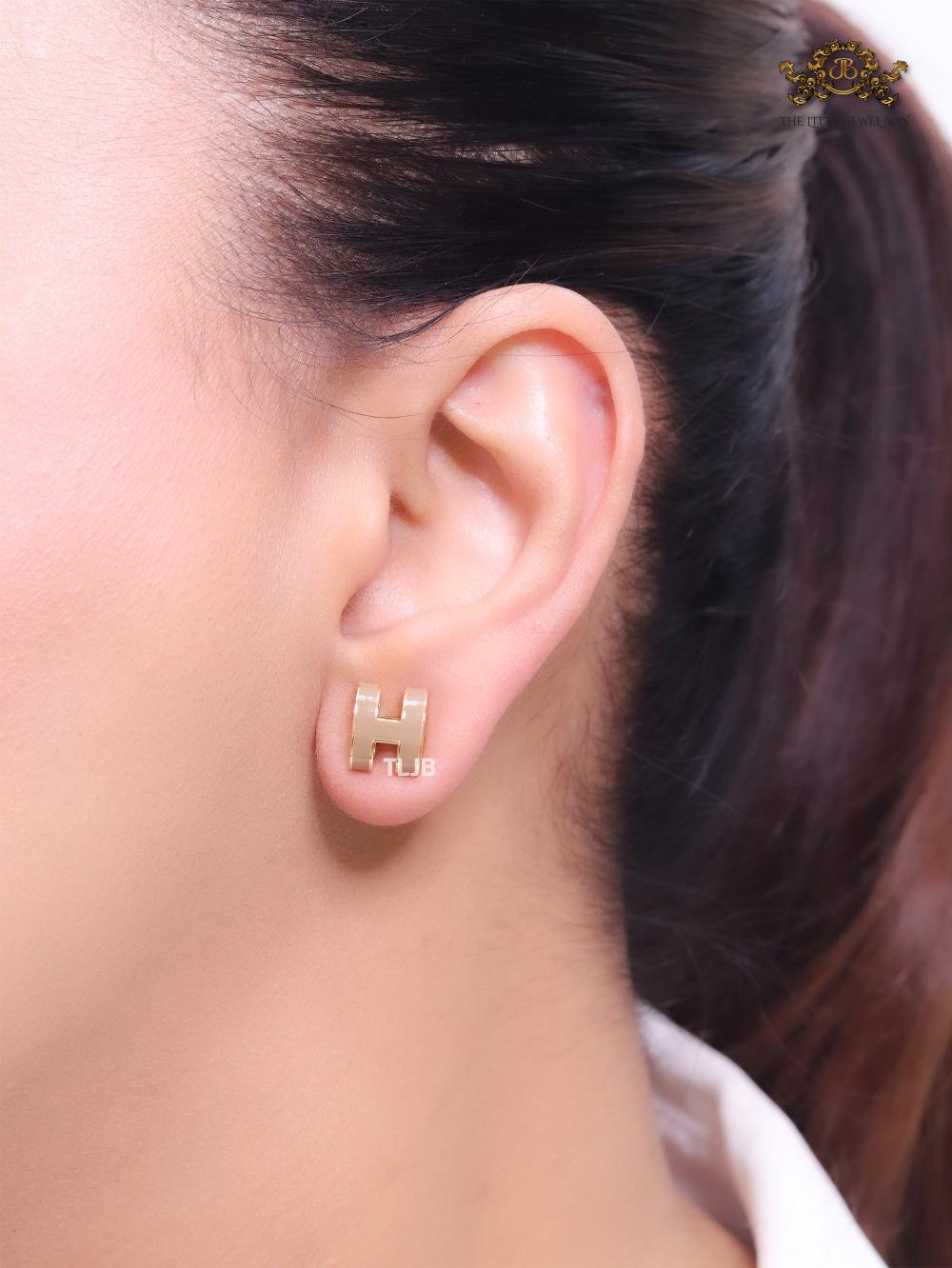 Alphabet H enamel studs- Brown