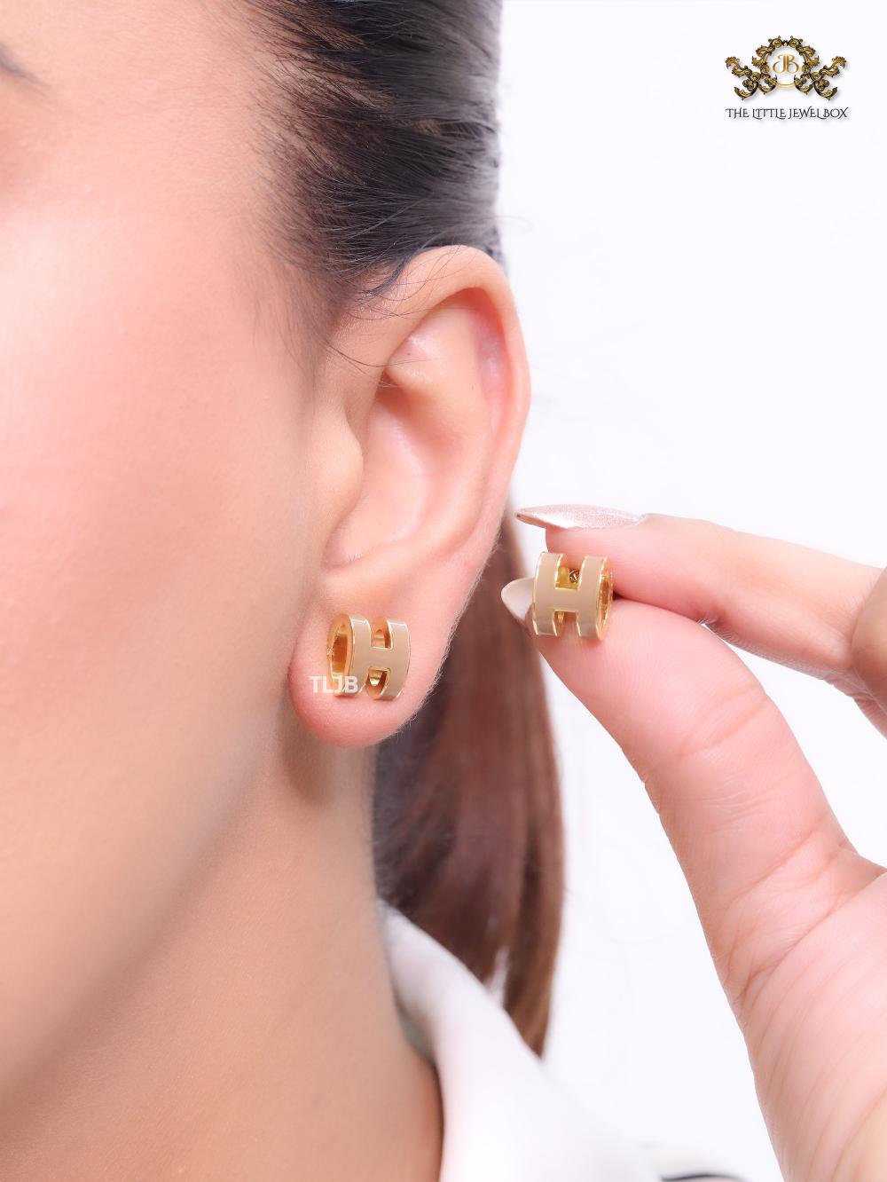 Alphabet H enamel studs- Brown