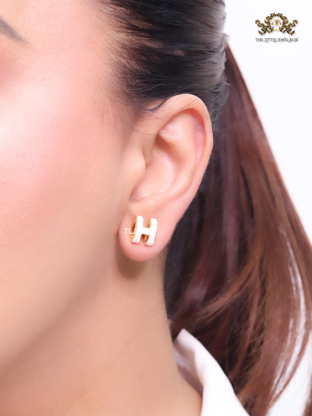 Alphabet H enamel studs- white