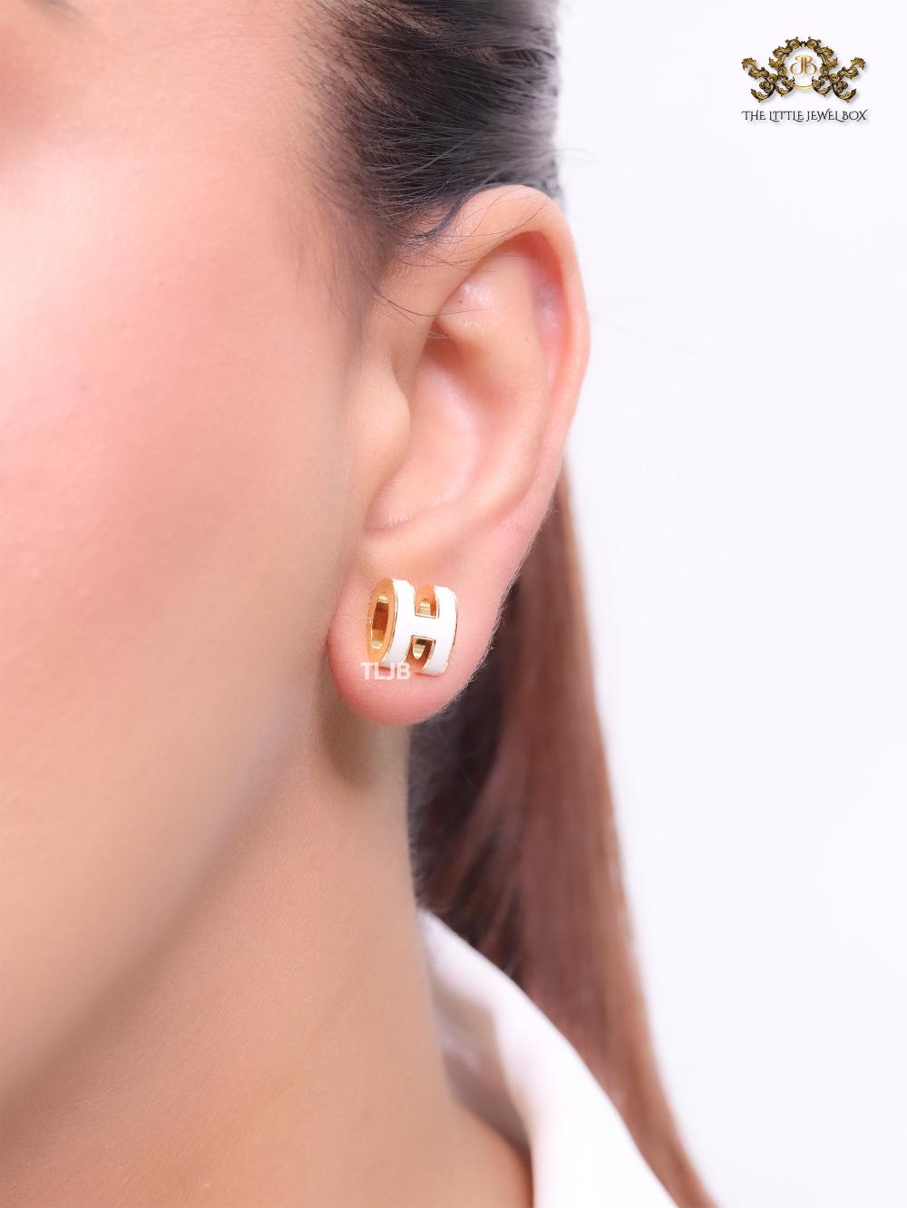 Alphabet H enamel studs- white