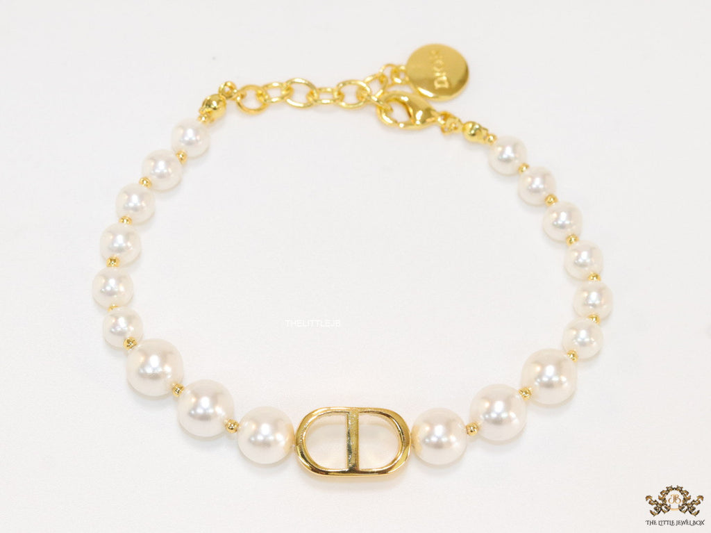 White pearl bracelet with gold plated alphabet motif