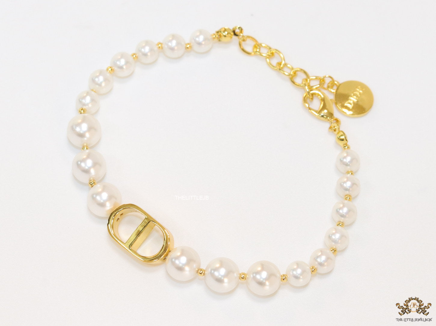 White pearl bracelet with gold plated alphabet motif