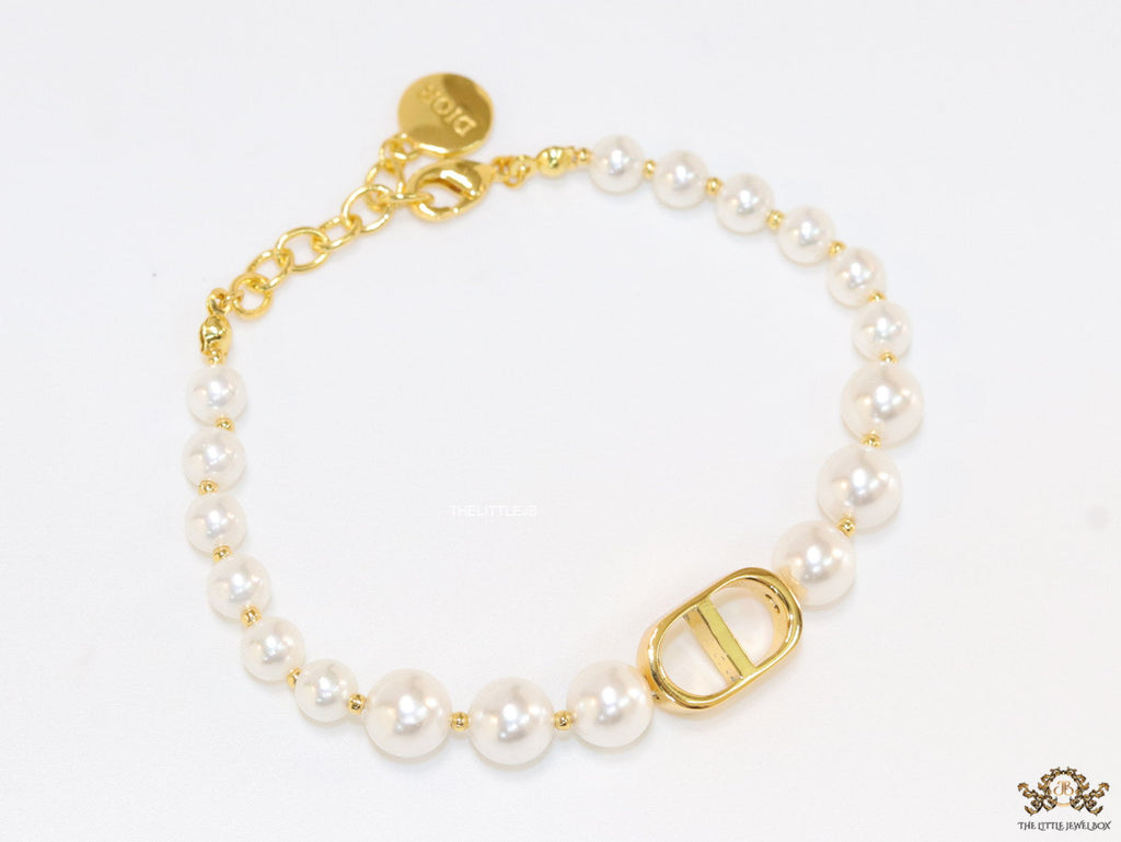 White pearl bracelet with gold plated alphabet motif