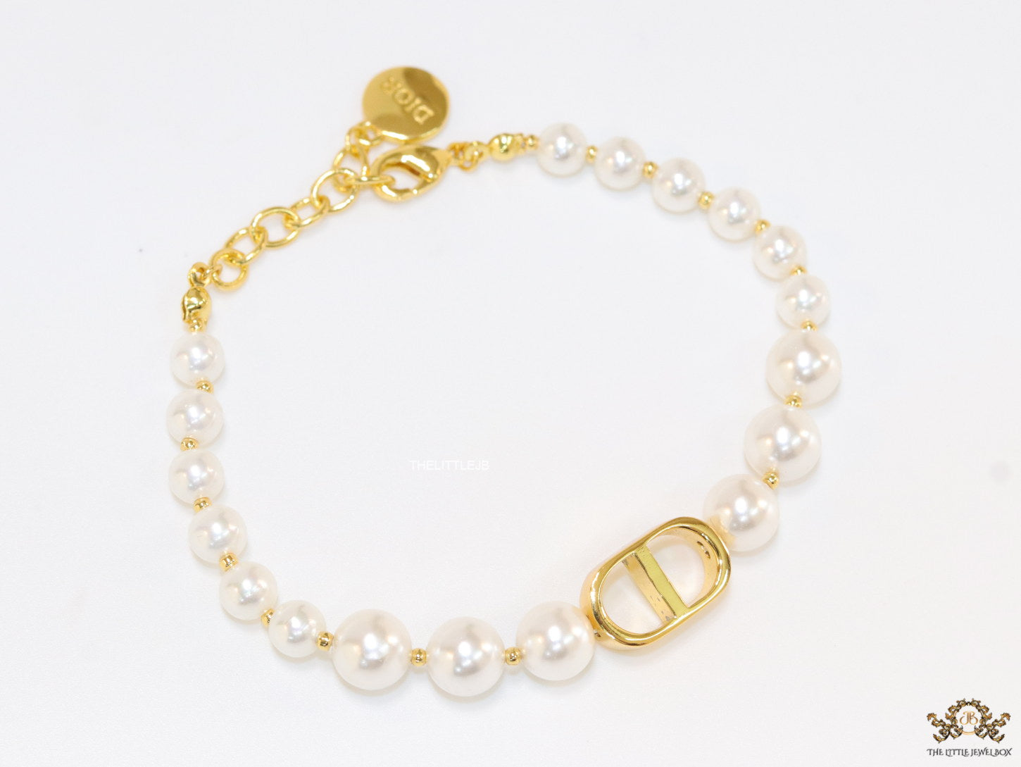 White pearl bracelet with gold plated alphabet motif