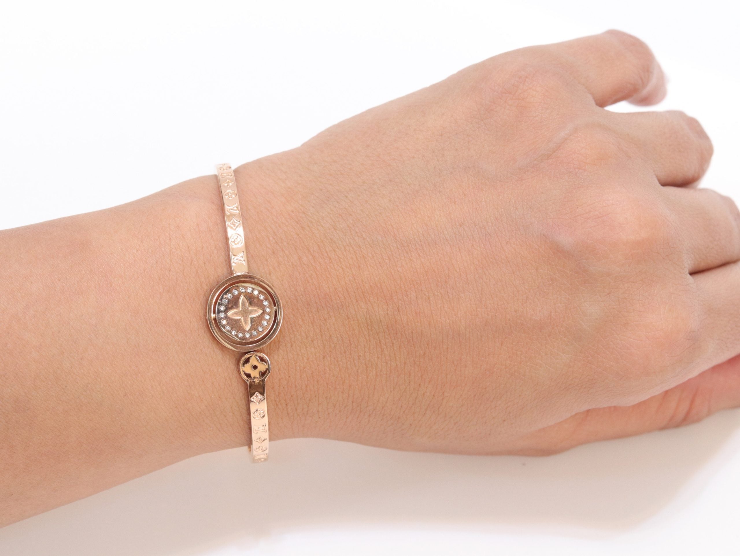 Alphabet LV Sleek bracelet in rose gold finish