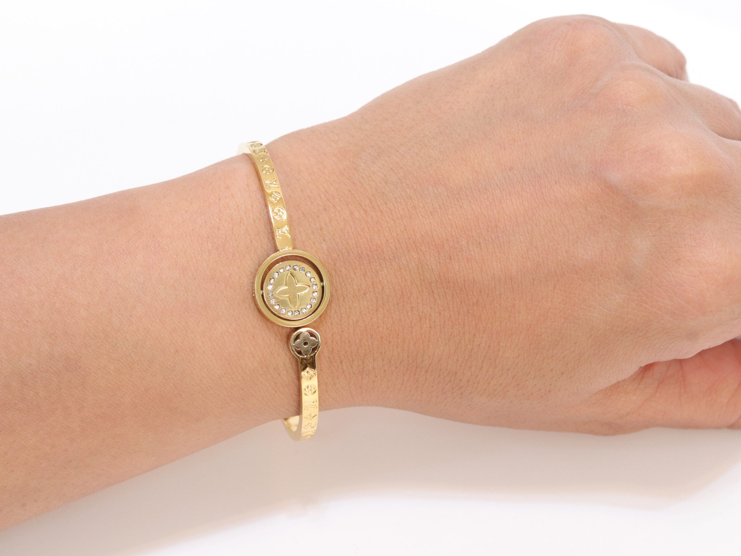 Alphabet LV Sleek bracelet in gold finish