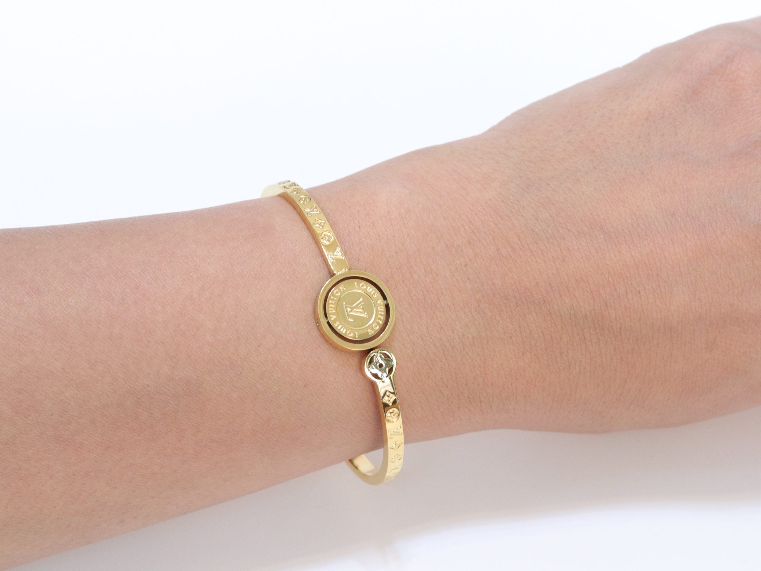 Alphabet LV Sleek bracelet in gold finish