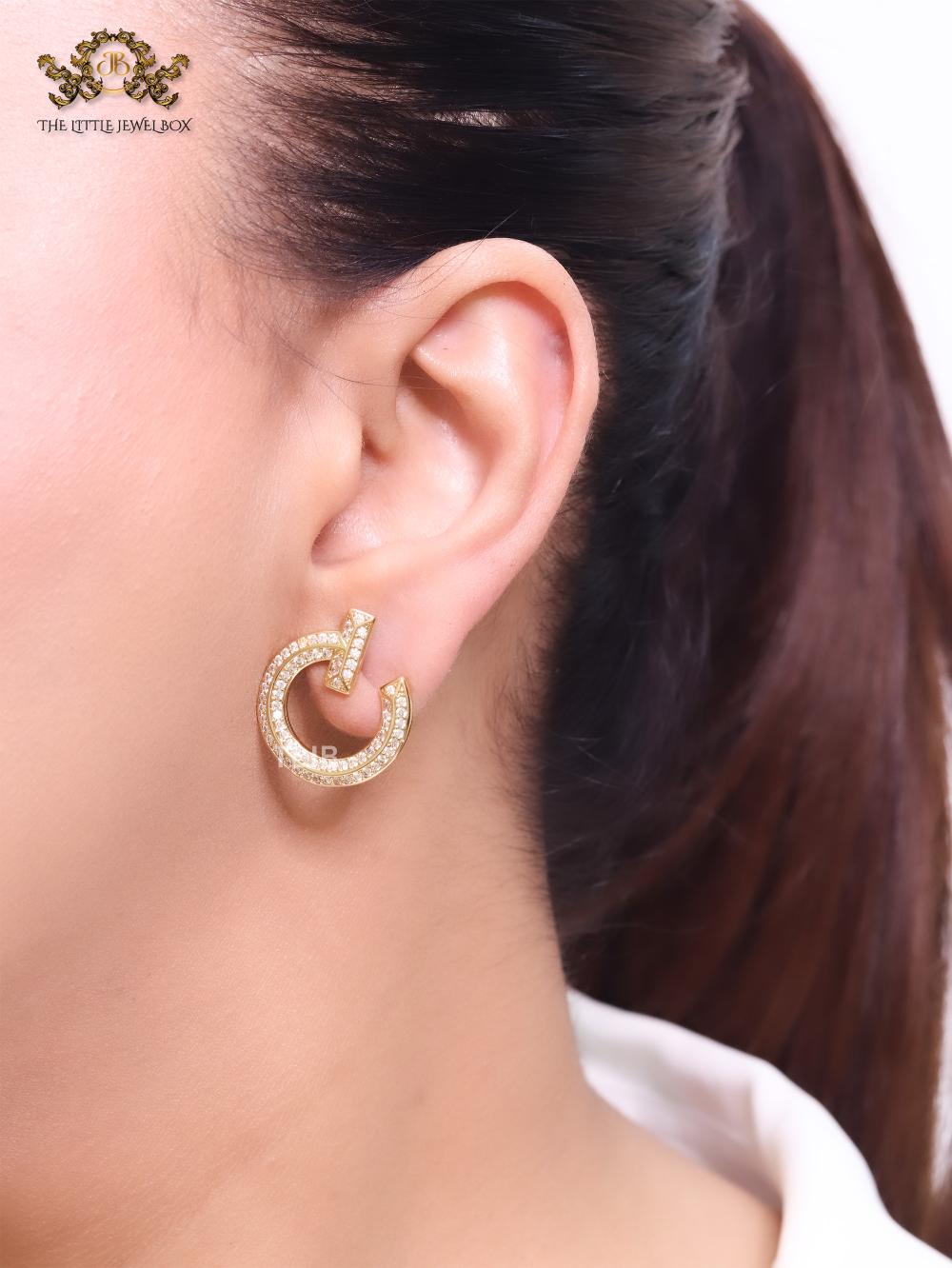 Alphabet T round gold studs