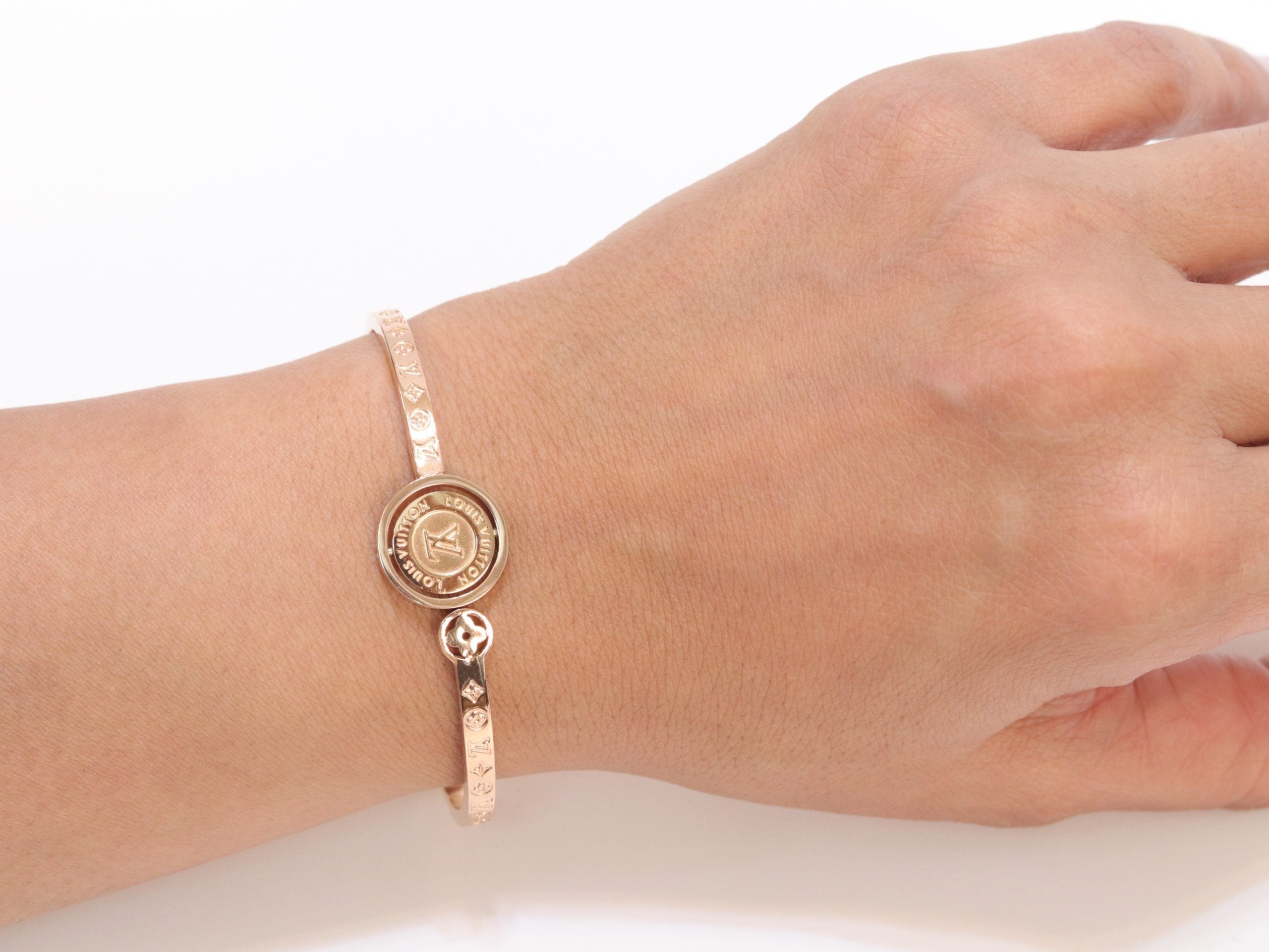 Alphabet LV Sleek bracelet in rose gold finish