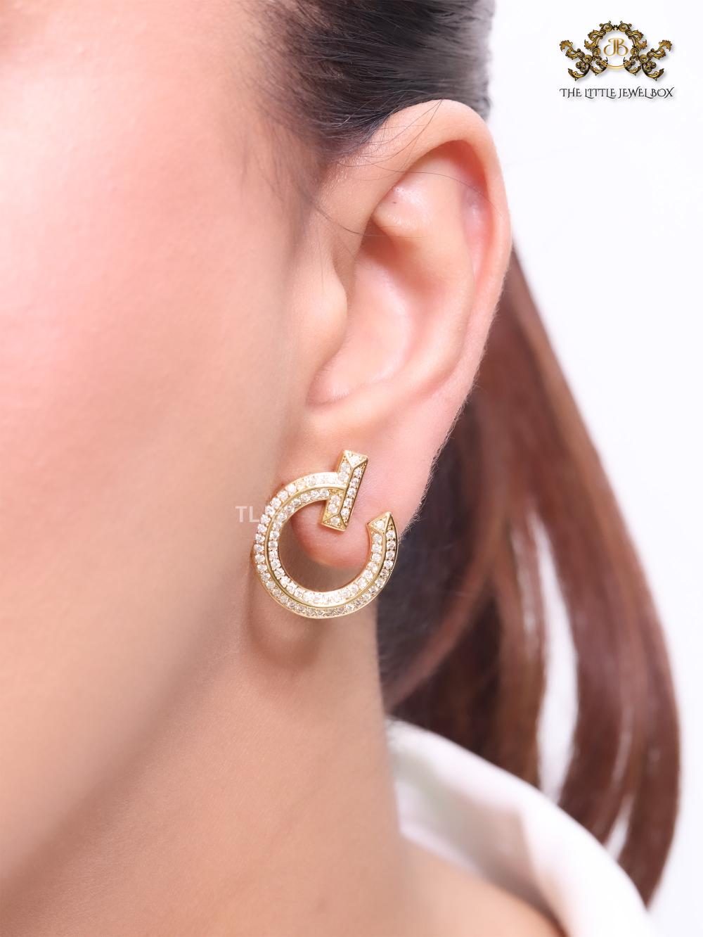 Alphabet T round gold studs