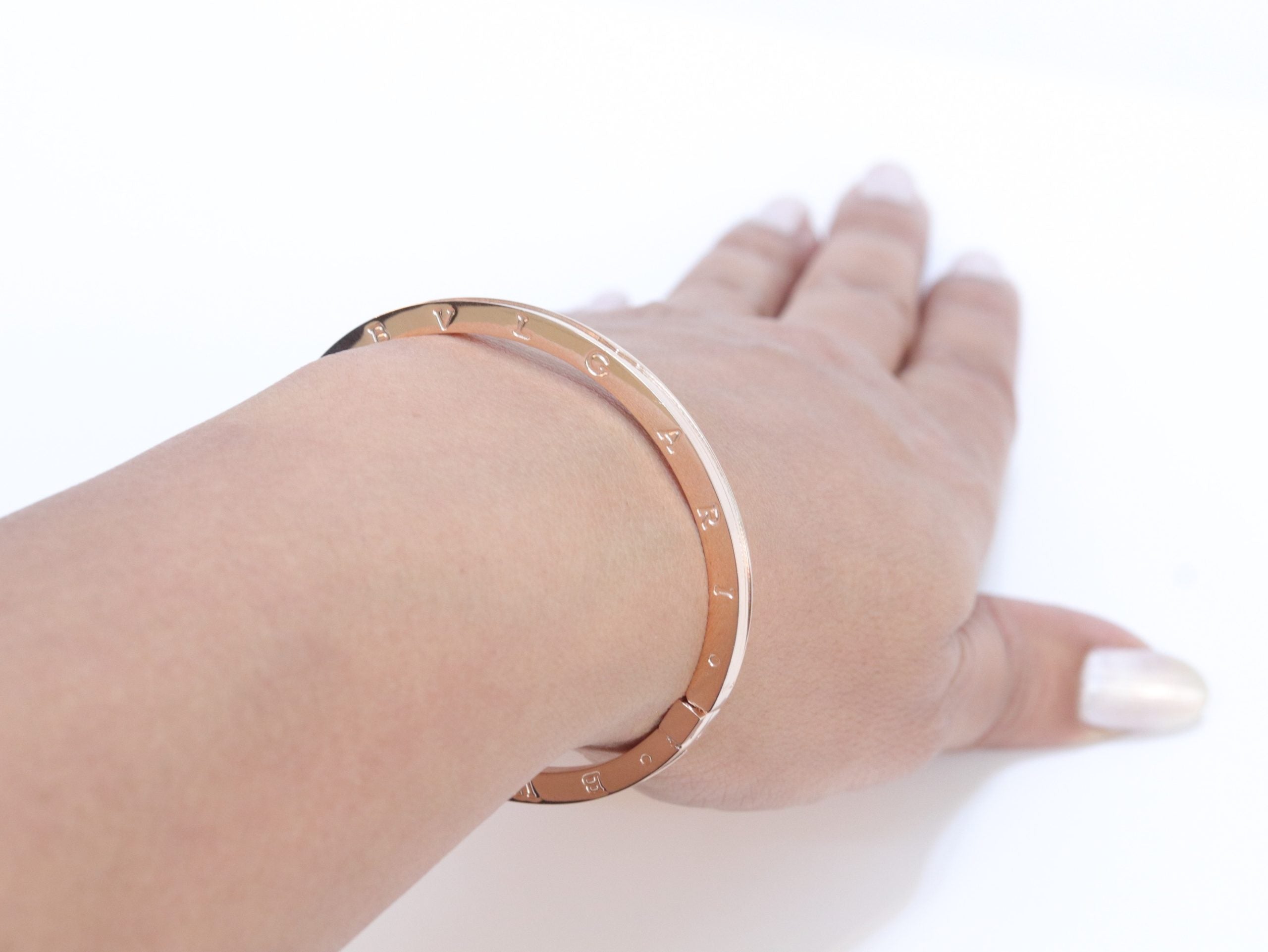 Alphabet B Sleek bracelet in rose gold finish