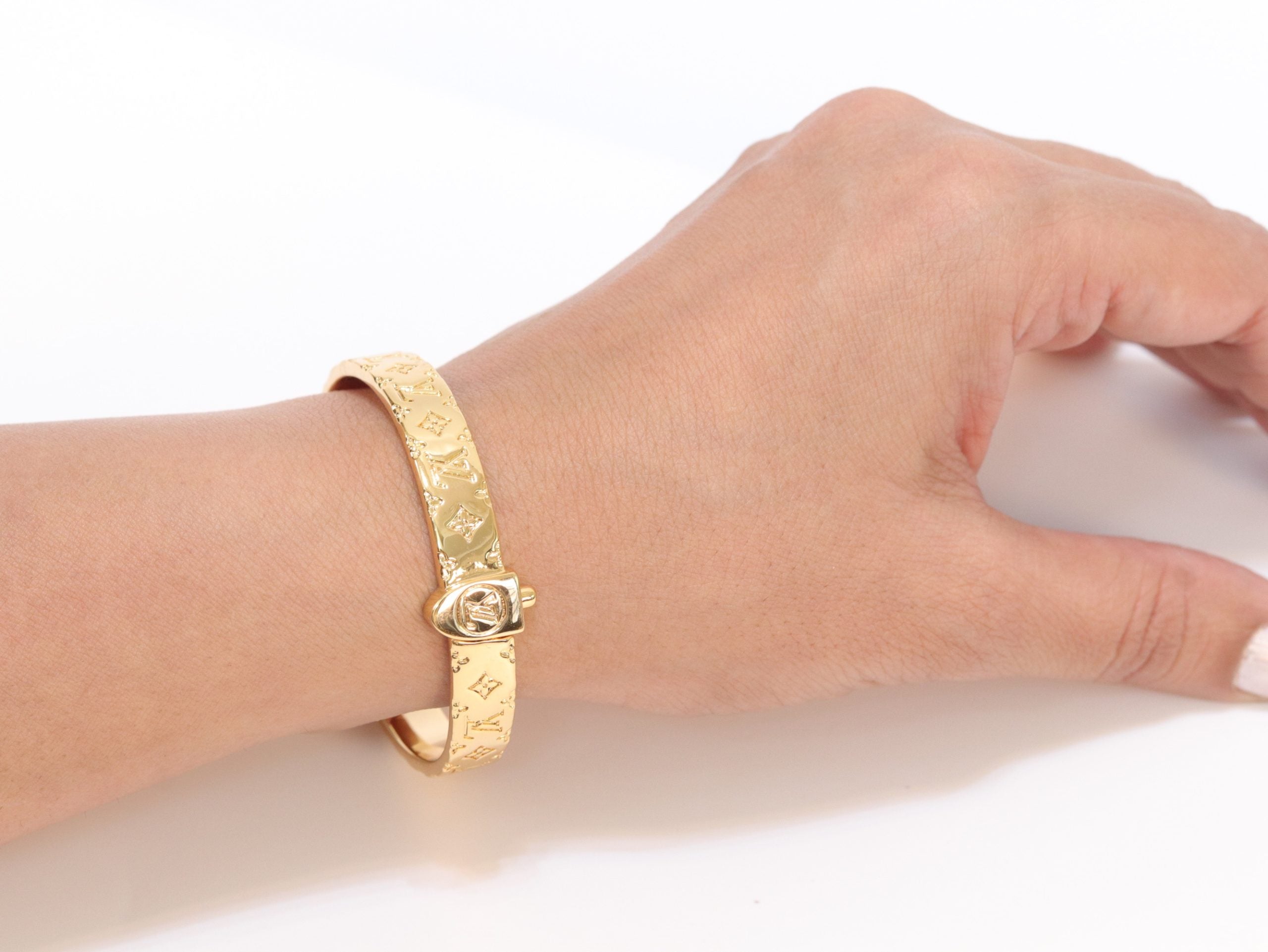 Alphabet LV bracelet in gold finish