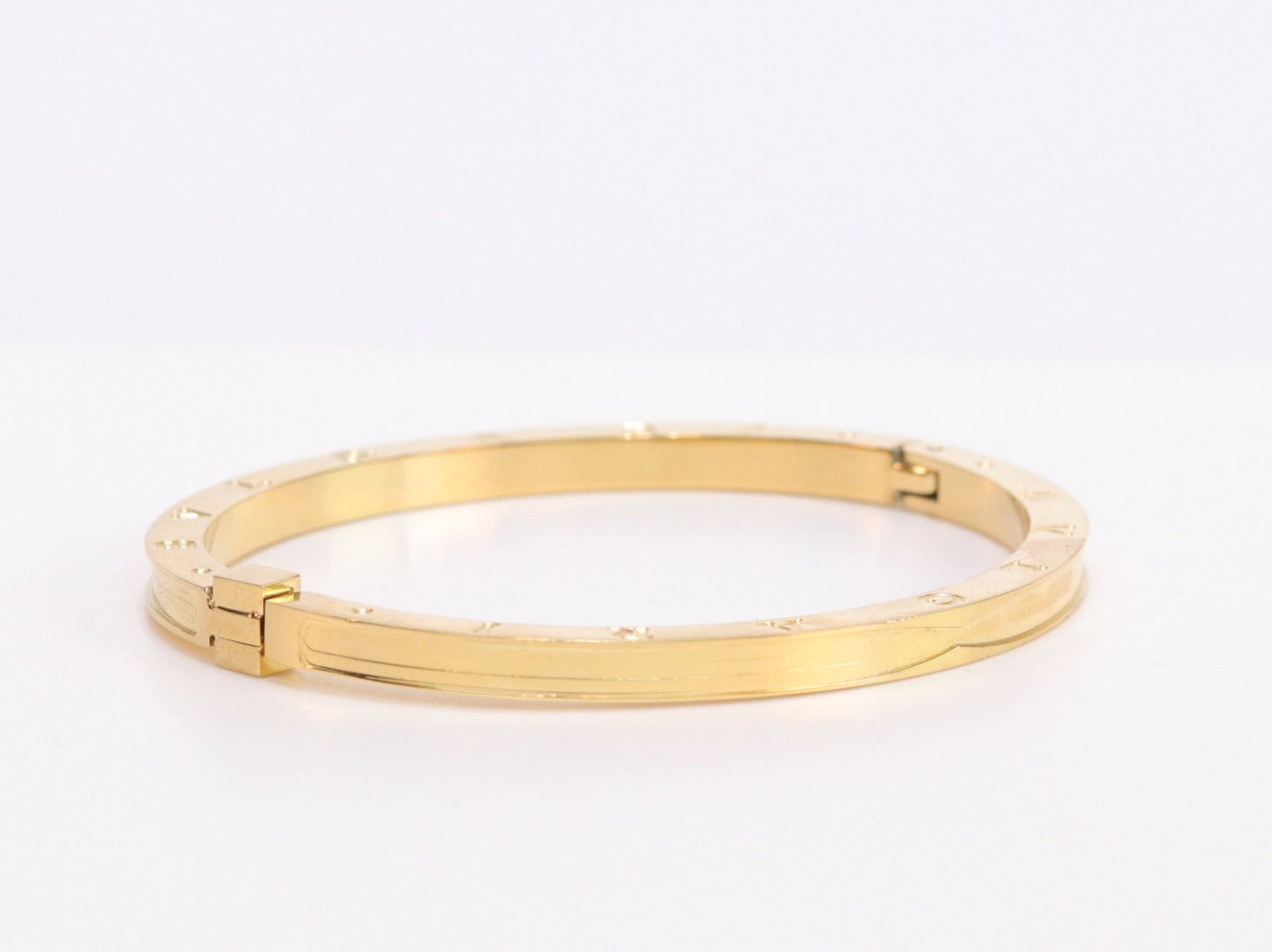 Alphabet B Sleek bracelet in gold finish