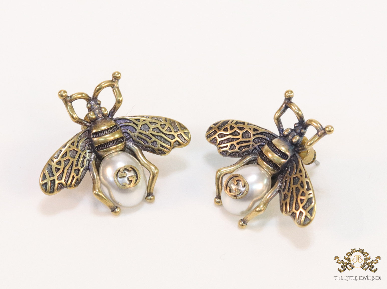 Bee shape stud earrings with shell pearl