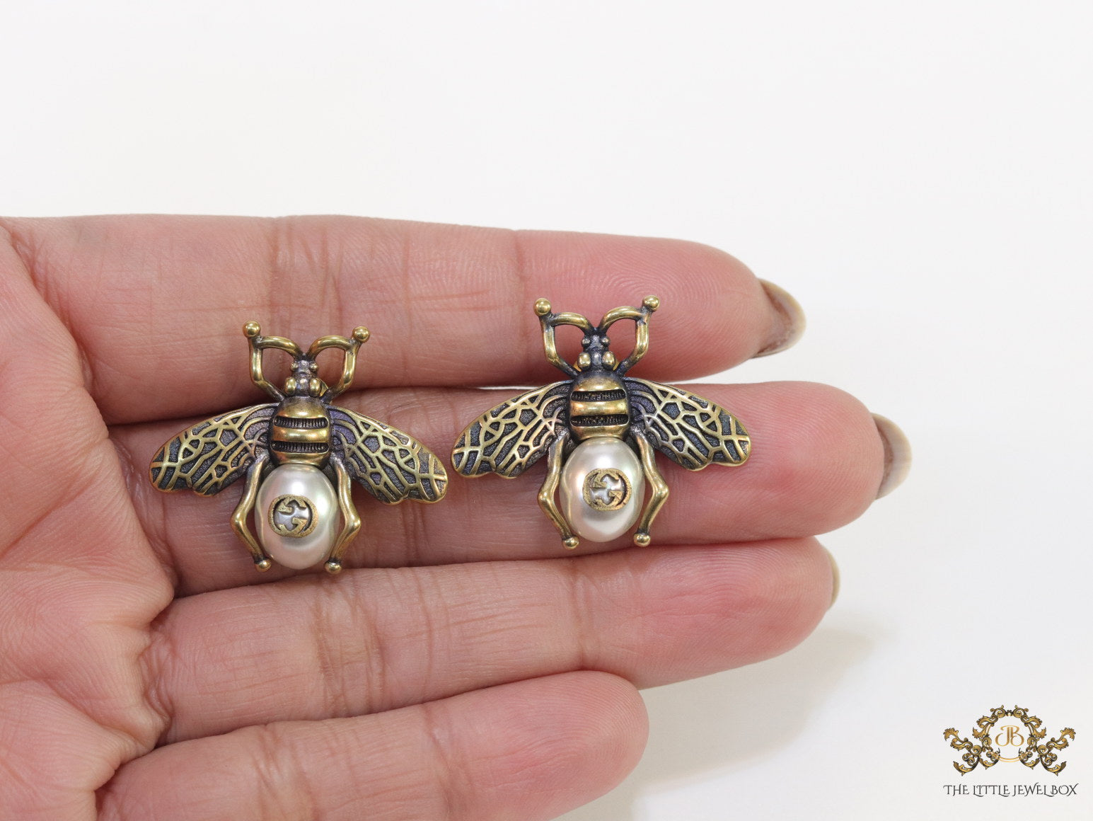 Bee shape stud earrings with shell pearl