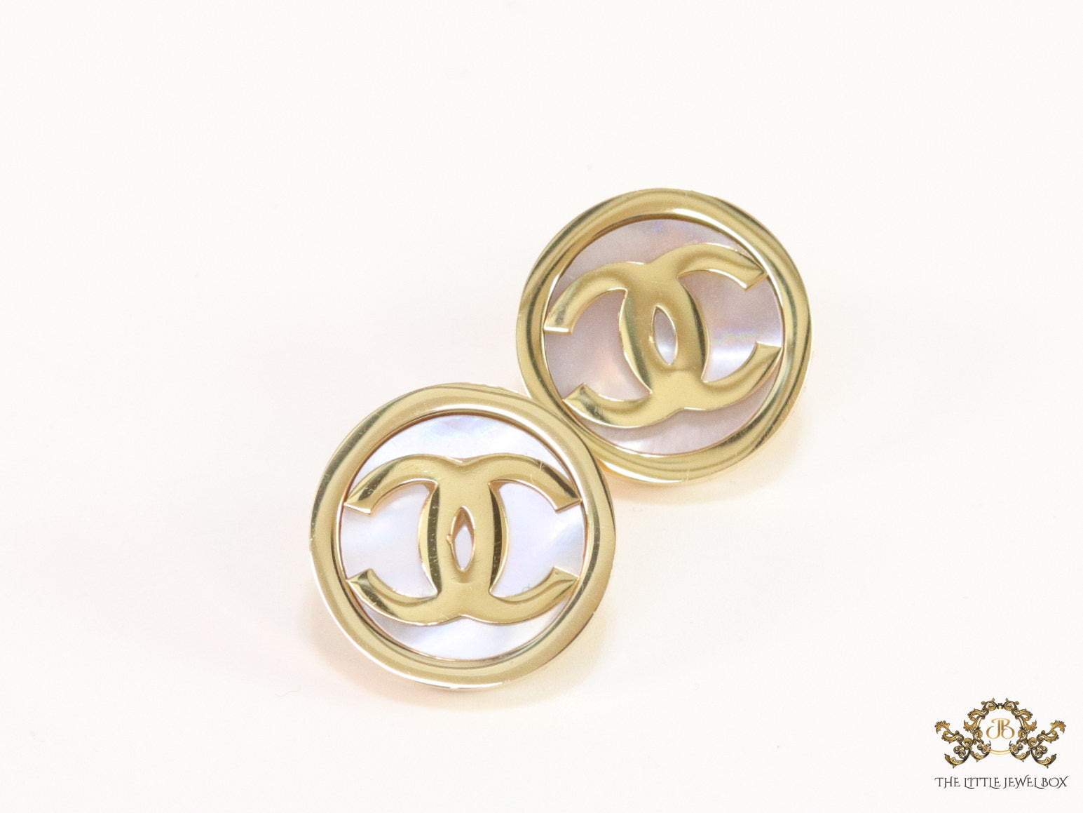 Golden stud earrings with MOP and twin C motif