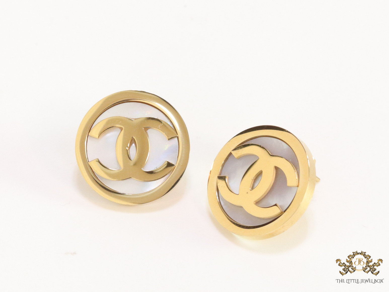 Golden stud earrings with MOP and twin C motif