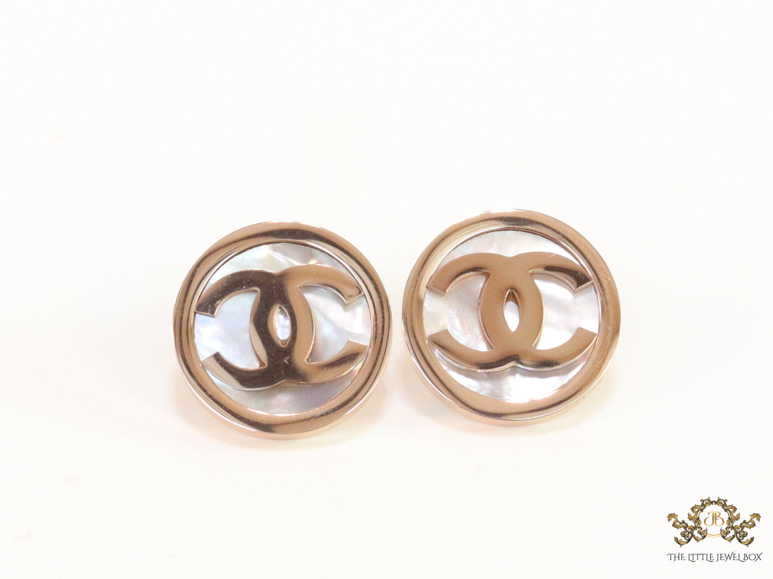 Rose gold stud earrings with MOP and twin C motif