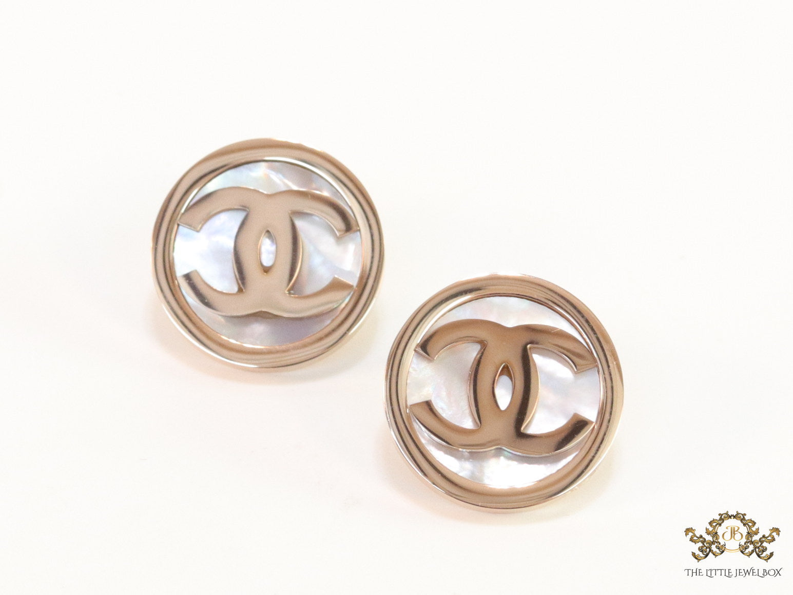 Rose gold stud earrings with MOP and twin C motif