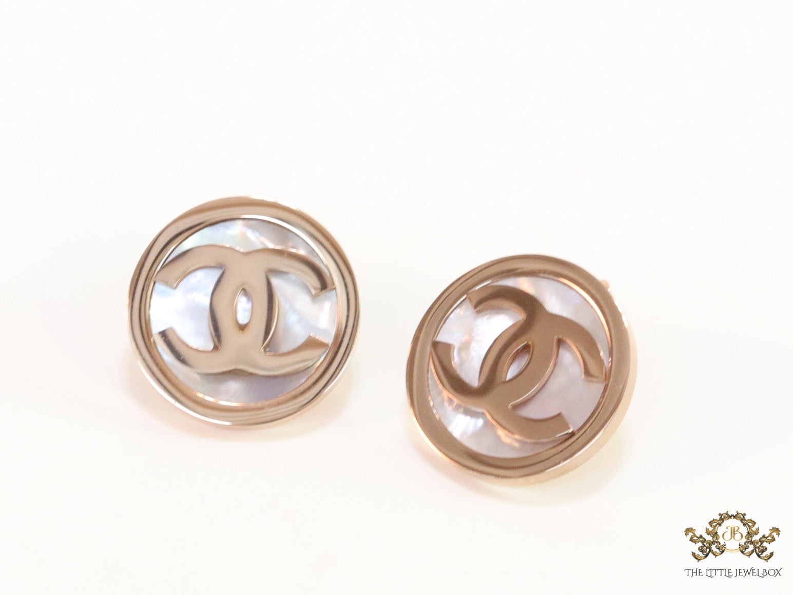 Rose gold stud earrings with MOP and twin C motif