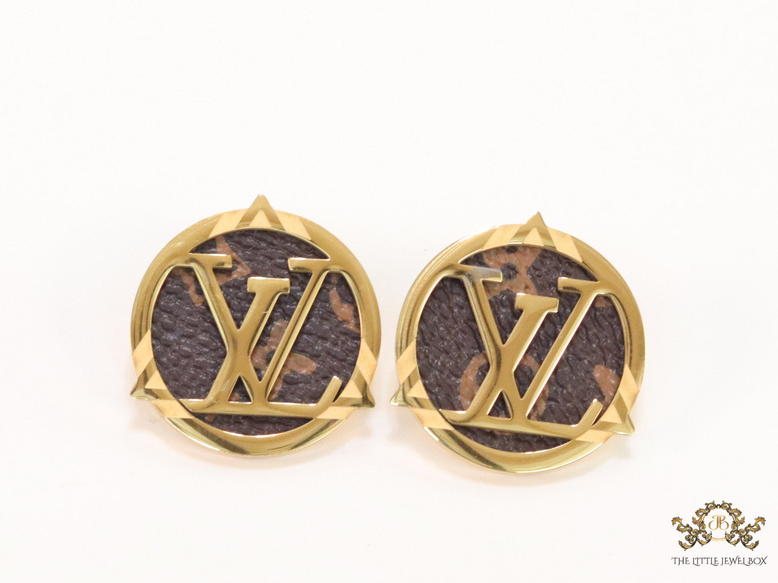Alphabet motif golden stud earrings with leather finish