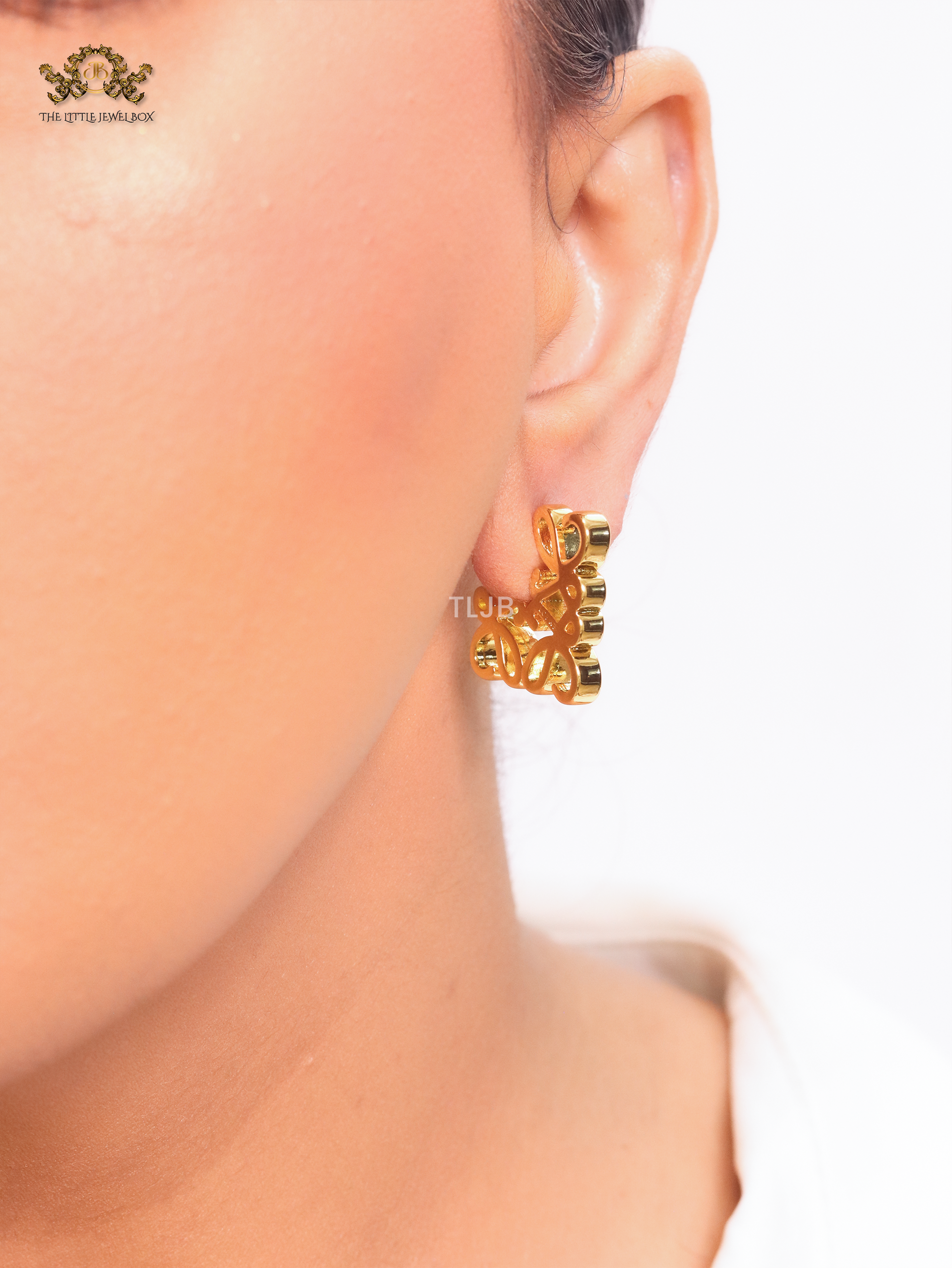 Alphabet L plain gold earrings