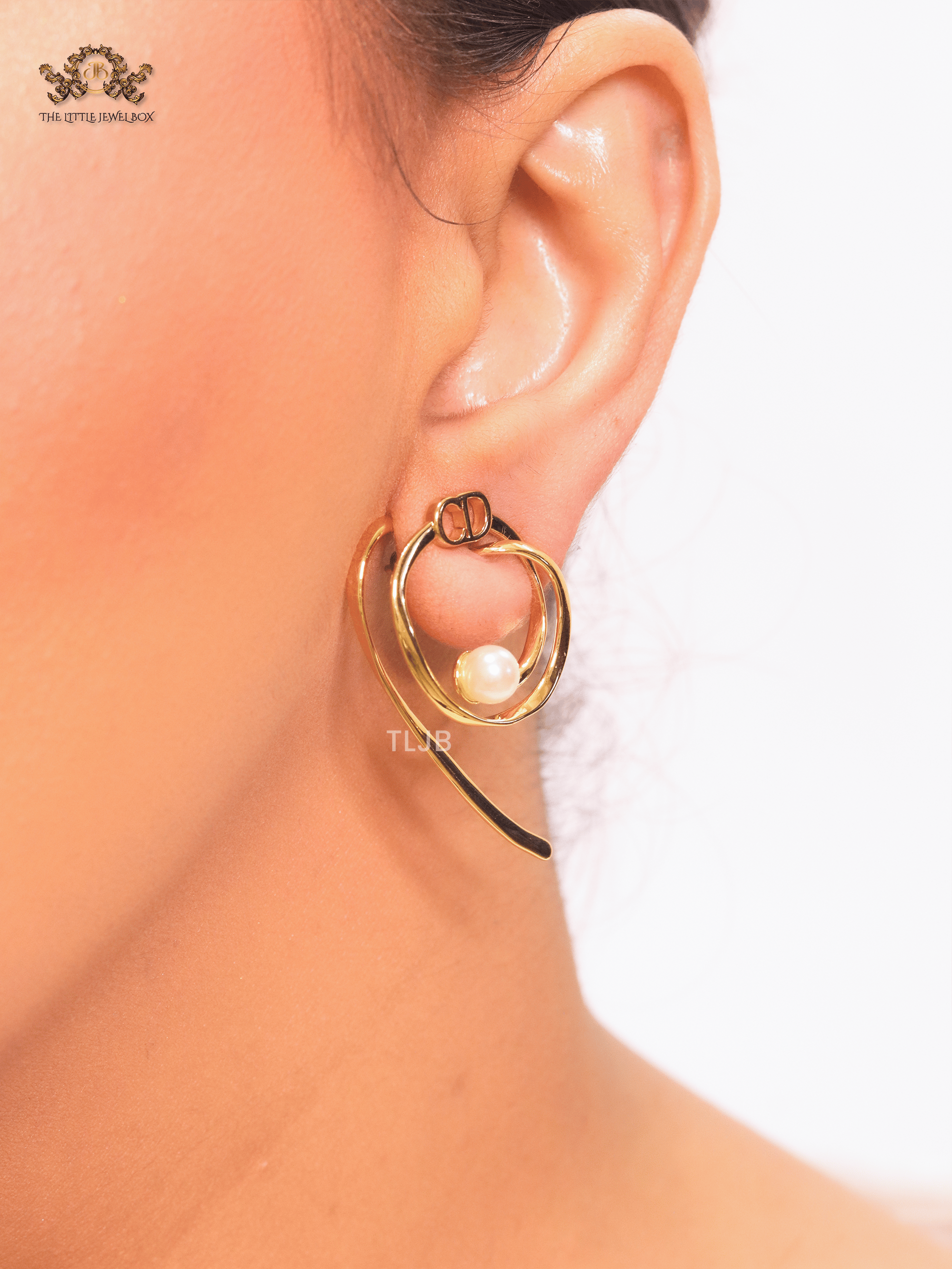 Alphabet CD twisted pearl studs