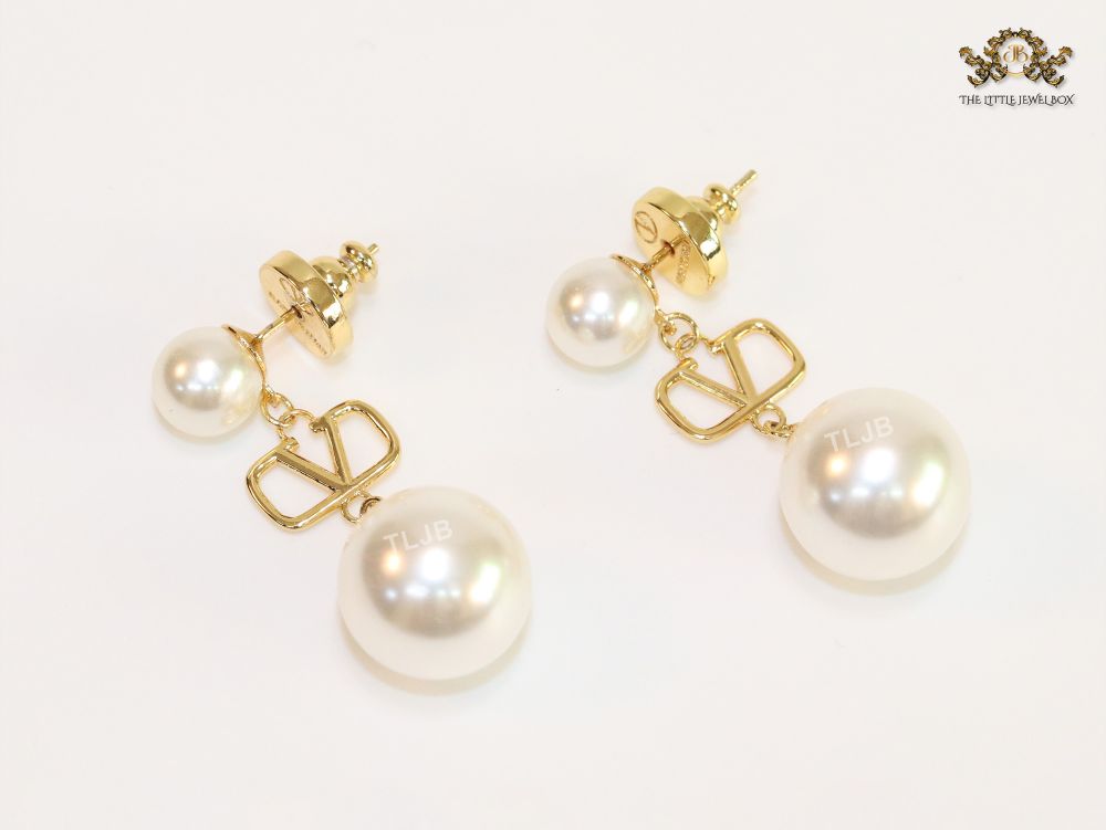 Double pearl and alphabet V dangles