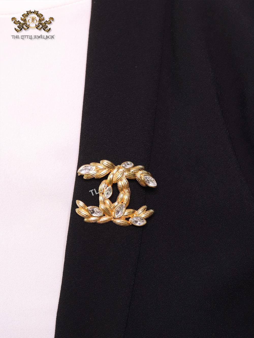 Twin C brooch in matte gold and fancy cz